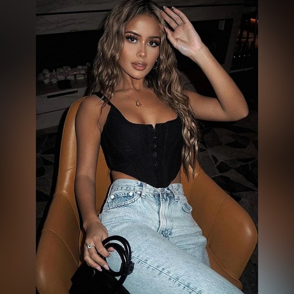 Single Row Clasp Crop Tank Top in Black - Picture 3 of 5